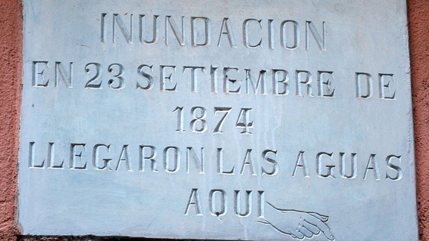 Placa recordatori de la rovinada del 1874 a l'edifici número 6 del carrer de la Font