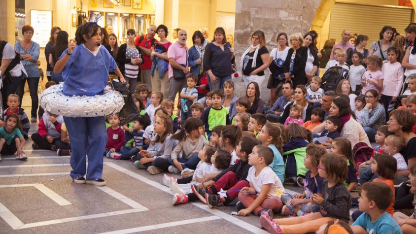 Imatge del contacontes en anglès que va oferir Kids & Us durant la sisena Nit Boja de Tàrrega