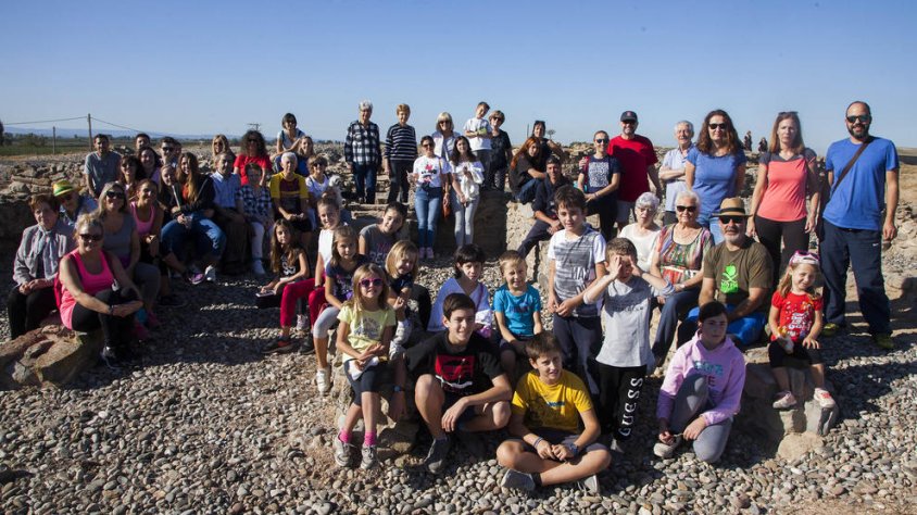 Foto de família dels veïns que van visitar el Molí de l'Espígol de Tornabous