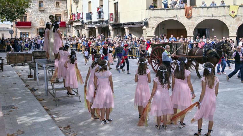 El carro amb el primer raïm va entrar a la plaça Major després de l'espectacle de les nimfes