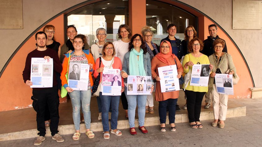 Representants de les entitats que impulsen la iniciativa davant la Biblioteca Comarcal de Tàrrega, acompanyades de l’alcaldessa Alba Pijuan Vallverdú; la regidora d’Igualtat; Assumpta Pijuan; el regidor de Cultura, Carlos Vílchez; i el regidor de Ciutadan