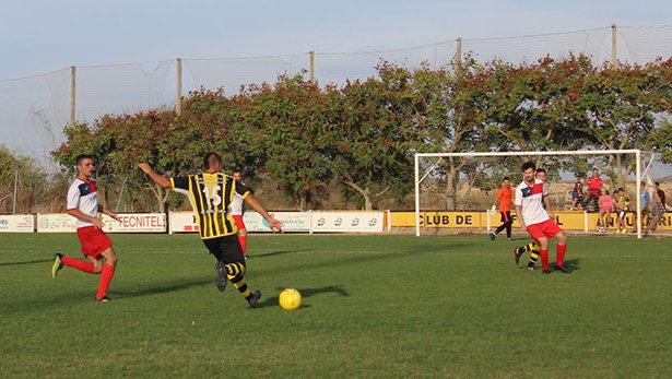Un moment del partit contra el Linyola