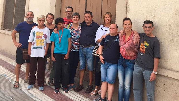 Representants del Grup Alba a l'exterior de Cal Carreter