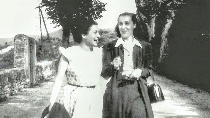  A l'esquerra, una Rosa Foguet i Doll alegre i somrient acompanya Maria Anguera Batet, secretària de Federica Montseny a Sant Ponç - Herault. 3