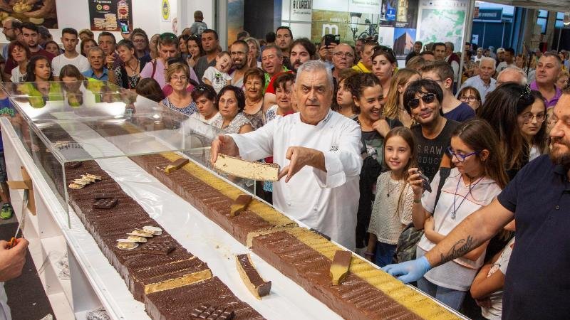 Àngel Velasco va repartir entre el públic dos barres gegants de torró de 8 metres i 300 quilos cadascuna