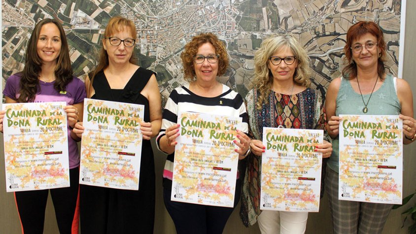La regidora d’Acció Social, Igualtat, Salut i Habitatge, Assumpta Pijuan, amb representants de les associacions que col·laboren en la 3r Caminada de la Dona Rural de Tàrrega