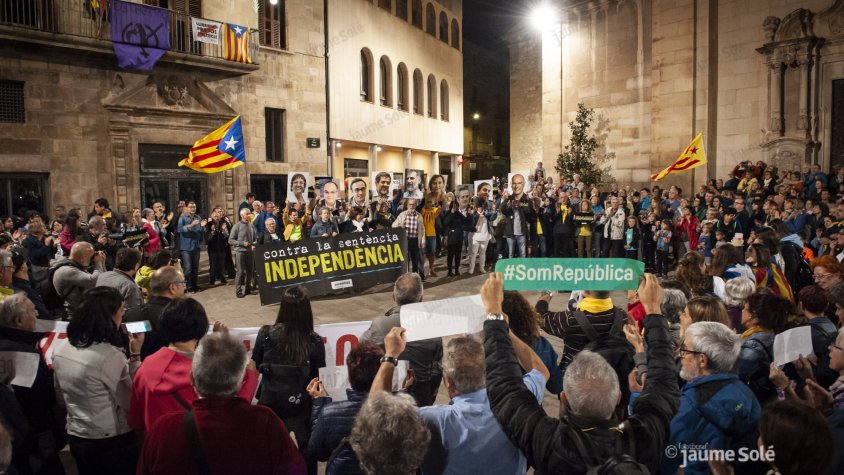 L'inici de la manifestació d'ahir al vespre a la plaça Major de Tàrrega