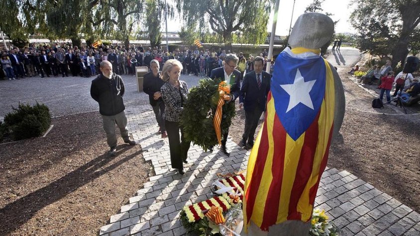 Les autoritats dipositen una corona de flors al monument a Companys al Tarròs
