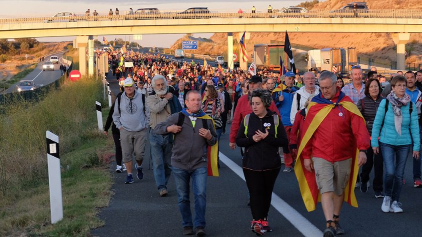 Participants a la marxa caminant per l'autovia A2 a punt d'arribar a l'àrea de servei de Fonolleres