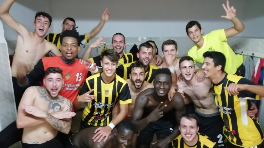 Els jugadors angulàvers celebrant la victòria