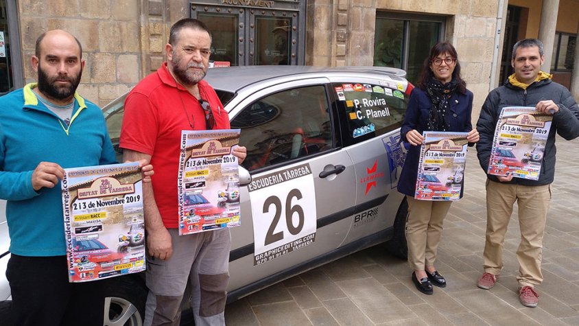 Representants del Club d'Automobilisme Escuderia Tàrrega amb el regidor d'Esports, Xavier Rossell – Aparicio, i l'alcaldessa Alba Pijuan Vallverdú, junt al vehicle que pilotaran a la prova Pere Rovira i Carles Planell