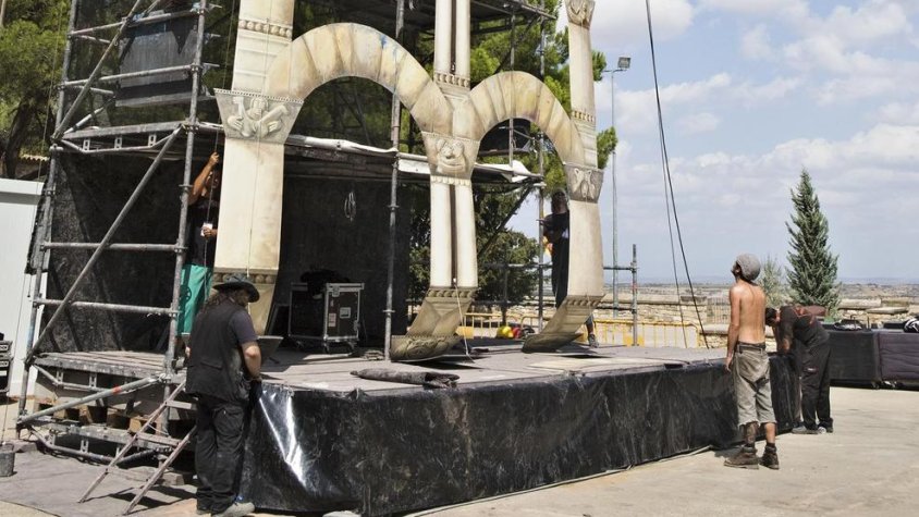 Els operaris ultimaven ahir el muntatge de l'estructura vertical de 9 metres per a l'obra inaugural