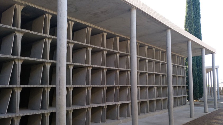 Imatge dels nous nínxols que s'han construït al cementiri