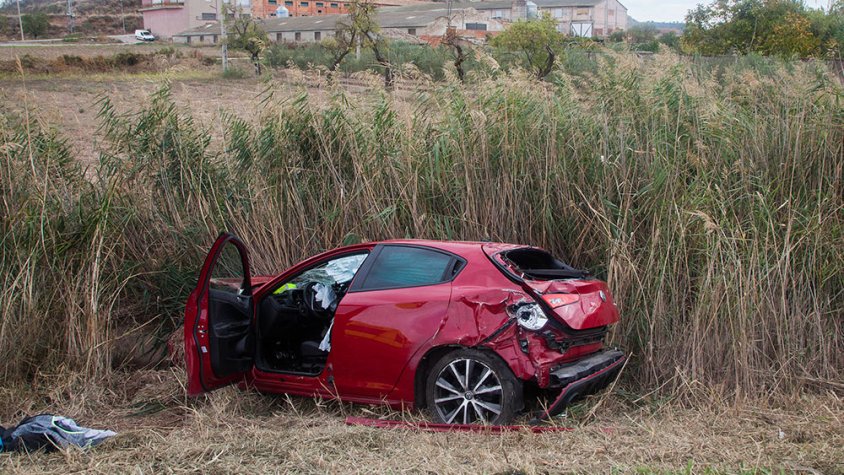 El turisme accidentat va acabar a la cuneta després de fer diverses voltes de campana