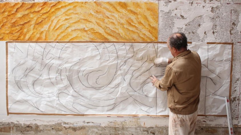 L'artista Josep Minguell, al seu estudi davant d'una de les obres murals que enviarà al Japó