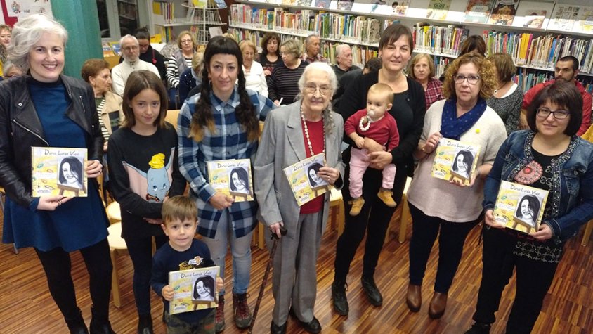 Presentació del llibre amb la regidora d’Igualtat, Assumpta Pijuan Tarragó; les autores Maria Roser Oliva Llobet i Mireya González Escolà; la coordinadora d’Igualtat, Mireia Fontanet Viladot; la mare de la Dúnia, Josefina Vidal Morera; i altres familiars 
