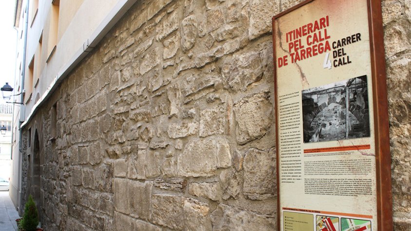 Un plafó de la ruta pel call targarí