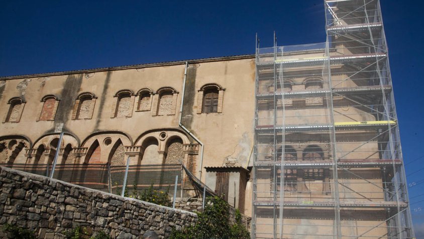 Les obres han començat amb la rehabilitació de les façanes sud i est de l'antic monestir
