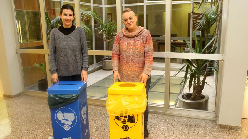 La regidora de Serveis Municipals i Medi Ambient, Teresa Sala, i la tècnica de Medi Ambient, Anna Perelló, amb dos dels contenidors distribuïts avui a la Casa Consistorial de Tàrrega