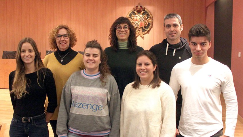 Els quatre joves del programa Garantia Juvenil amb l’alcaldessa Alba Pijuan Vallverdú; la regidora d’Acció Social, Igualtat, Salut i Habitatge, Assumpta Pijuan; i el regidor de Ciutadania, Educació, Treball i Esports, Xavier Rossell-Aparicio