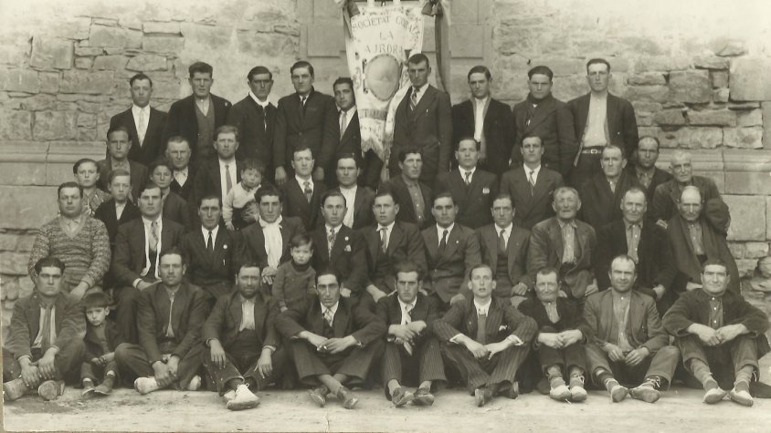 Societat Coral L'Aurora del Talladell. 1934. En Modest Farré és la persona que es troba davant l'estendard a la filera superior