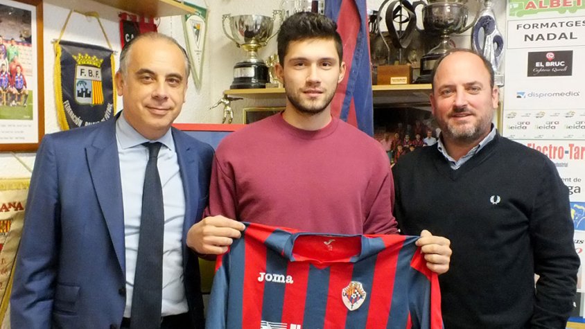 Fotografia amb la qual es va fer oficial el fitxatge de Silviu