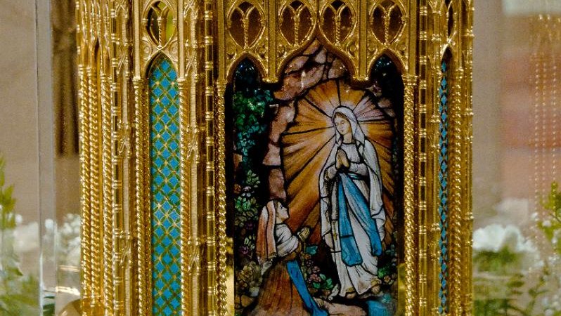El reliquiari amb les relíquies de Santa Bernadeta al Santuari de Fàtima de Tàrrega
