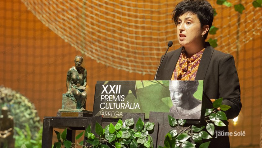 La directora de 'Nova Tàrrega' pronunciant el discurs d'agraïment pel Culturàlia a la trajectòria que li ha concedit el Centre Cultural
