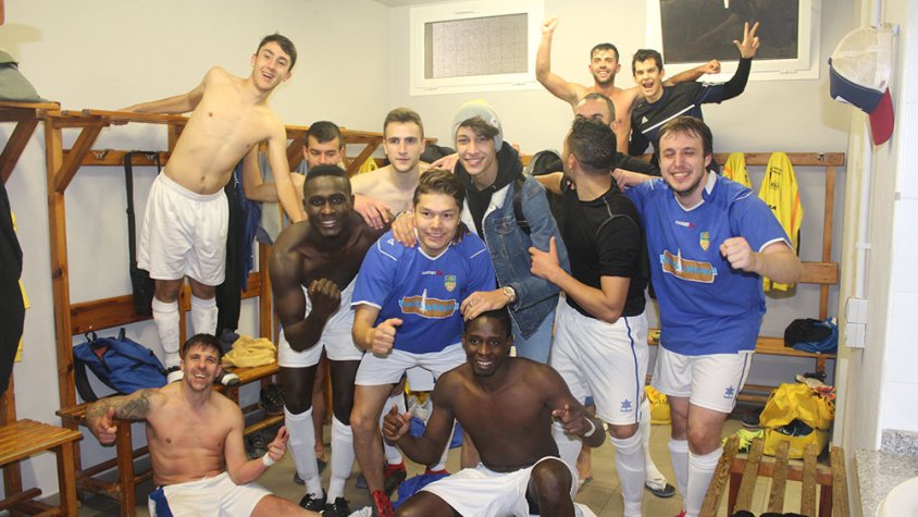 Els jugadors anglesolins celebrant la victòria al vestidor