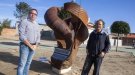Un artista d'Anglesola dóna a la localitat una escultura creada amb els seus dos fills