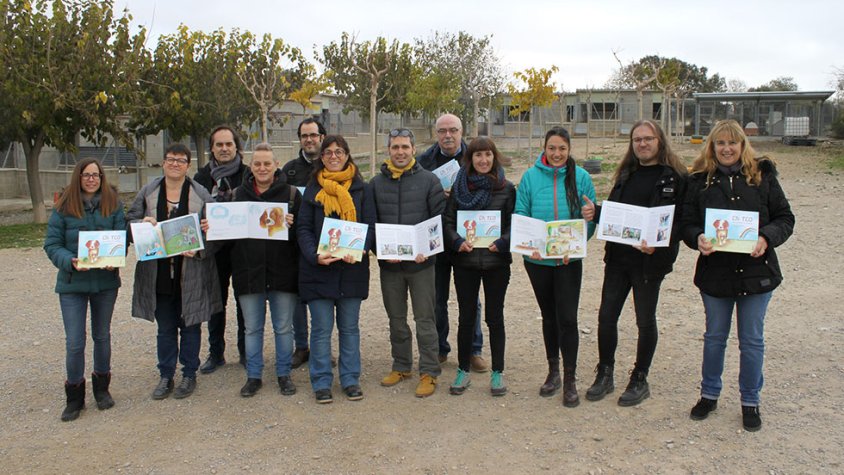 L’alcaldessa Alba Pijuan Vallverdú; el regidor d’Educació, Xavier Rossell-Aparicio; i la regidora de Medi Ambient, Teresa Sala; han lliurat els llibres als representants de les escoles Jacint Verdaguer, Àngel Guimerà, Maria Mercè Marçal, Escola Pia, Sant 