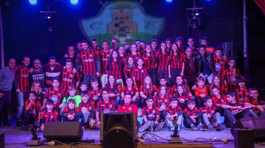 Foto de grup dels 75 jugadors i jugadores, que es van presentar en una temporada especial per al club