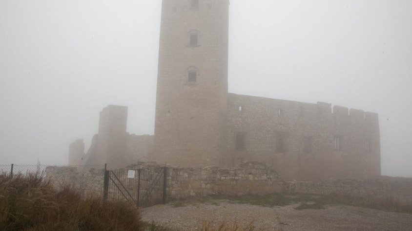 Imatge del castell ahir amb una intensa boira