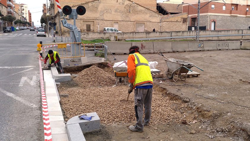 Operaris treballant a la zona