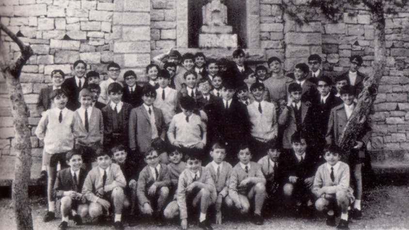 L'Escolania de Montserrat davant la imatge de la Verge Bruna a Sant Eloi (1971)