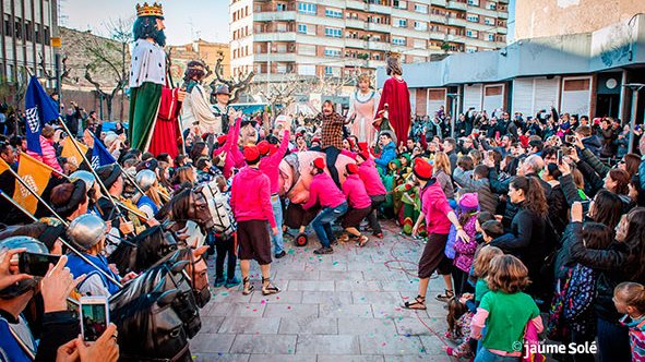 Els tossinaires van pujar en Quim Masferrer sobre Lo Tossino en la seva arribada a Tàrrega
