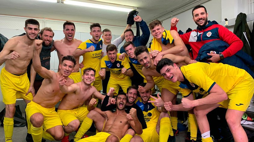 Els jugadors targarins celebrant la victòria al vestidor