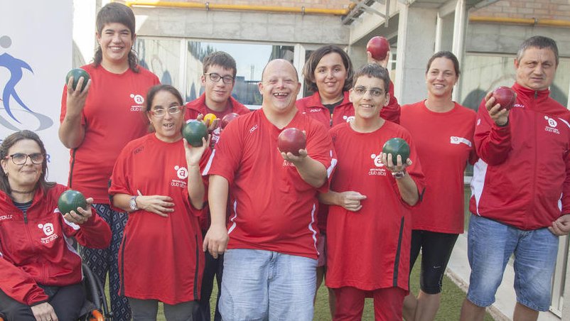 Usuaris de l'Associació Alba, en un dels entrenaments de 'bocce'