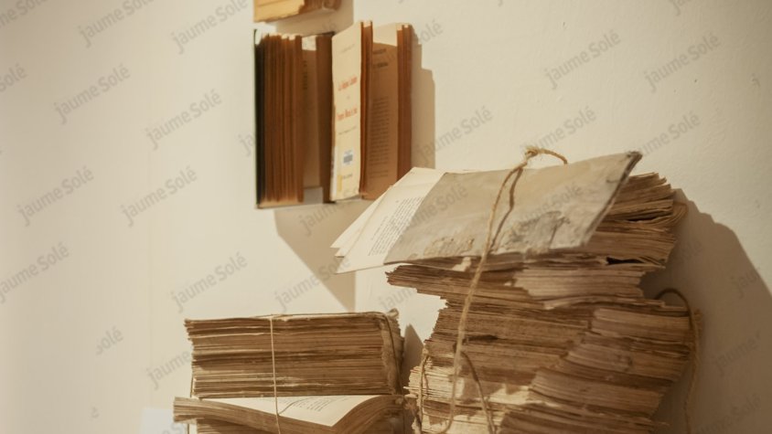 Un detall dels objectes relacionats amb els escriptors targarins de què es parla a l'exposició