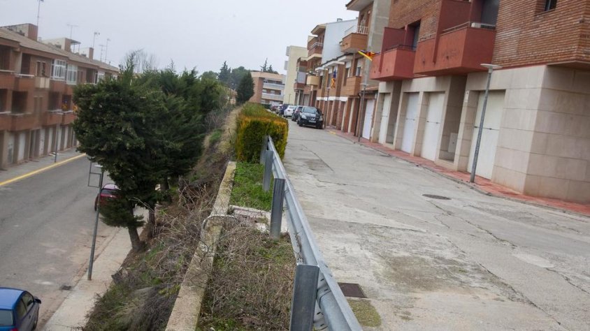 Vista dels carrers Bormio i Seré i el talús en el qual s'actuarà