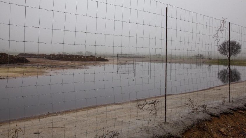 Part del cabal que sobresortia ahir de la bassa de lixiviats dins del recinte de la planta