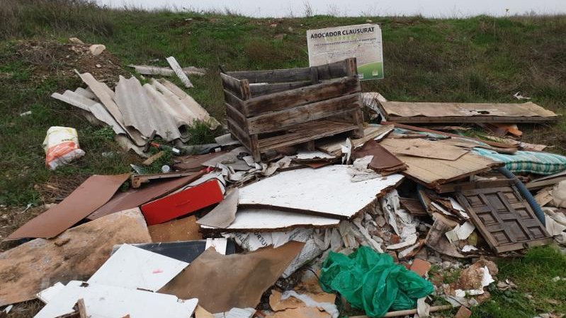 Un dels abocadors il·legals de Tàrrega, en un camí local a prop de l'A-2