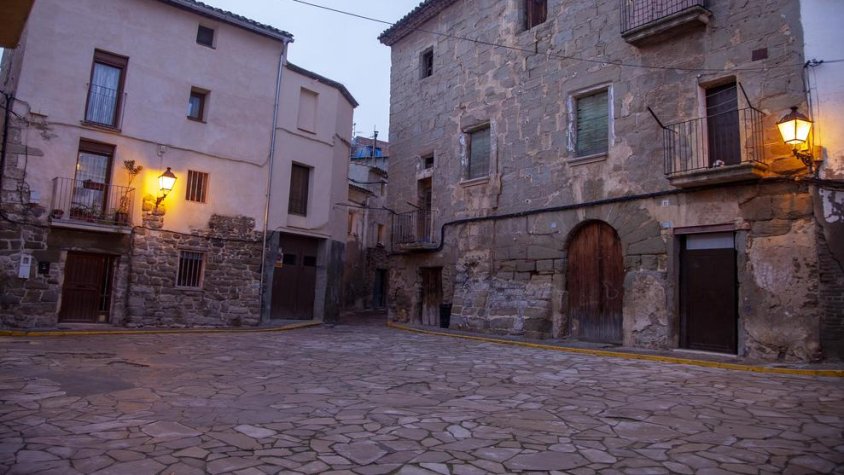 Cal Bisbe i Cal Cama es troben a la plaça Major