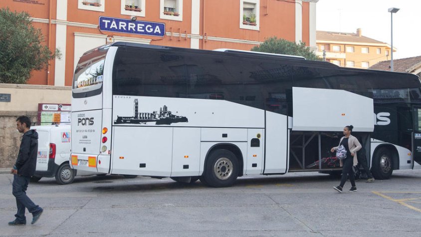 Viatgers a l'estació de Tàrrega agafant l'autocar noliejat per Renfe per l'avaria d'un tren