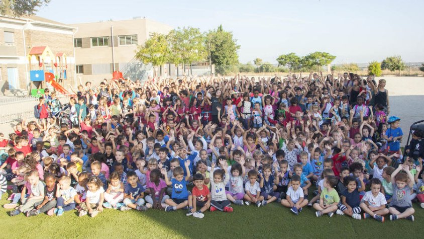 Fotografia de família dels alumnes de l'escola Àngel Guimerà de Tàrrega que ahir van participar en aquesta iniciativa sostenible