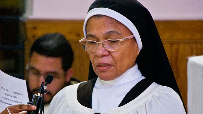 La germana M. Elva Pupuche en la seva professió perpètua