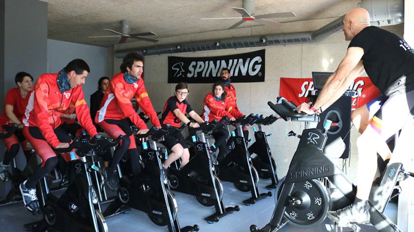 Imatge de la sessió d'entrenament que van fer ahir conjuntament Jaume Rovira i ciclistes d'Alba al Centre Esportiu Sant Jordi