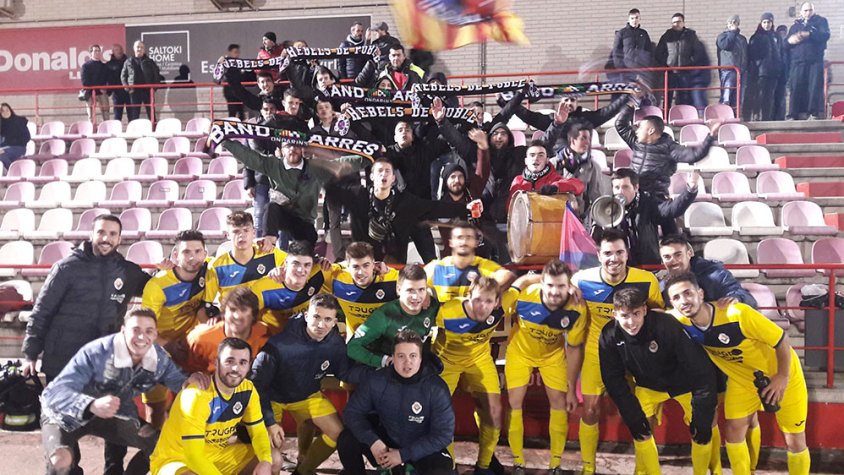 L'equip i aficionats blaugrana fent pinya