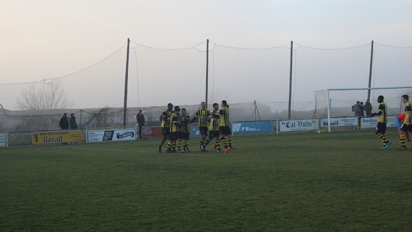 La boira va ser un dels protagonistes del partit