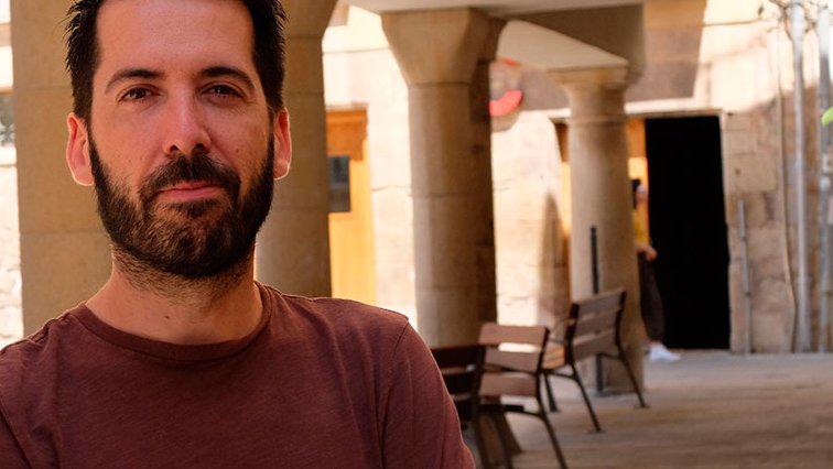 Jordi Duran a la plaça de Sant Antoni de Tàrrega amb la seu de FiraTàrrega al fons